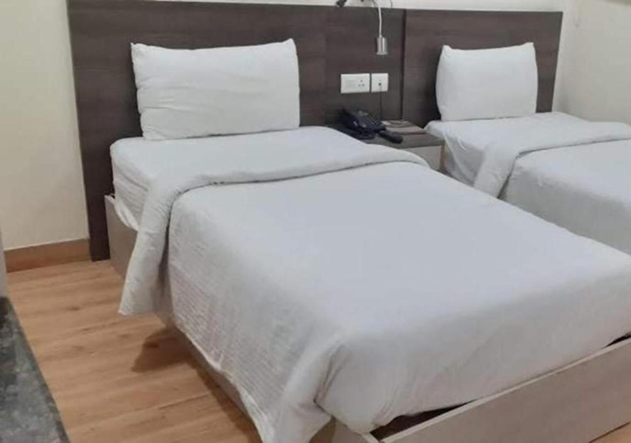 Hyphen Business Hotel 诺伊达 外观 照片