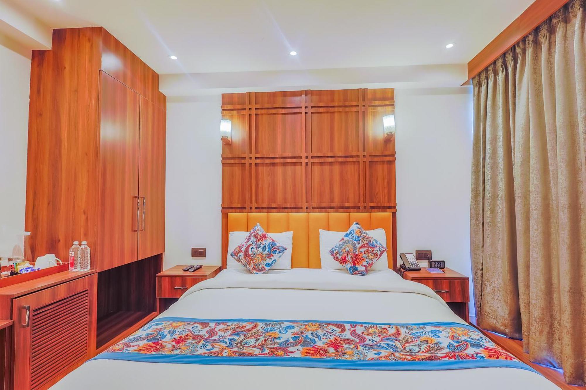 Hyphen Business Hotel 诺伊达 外观 照片