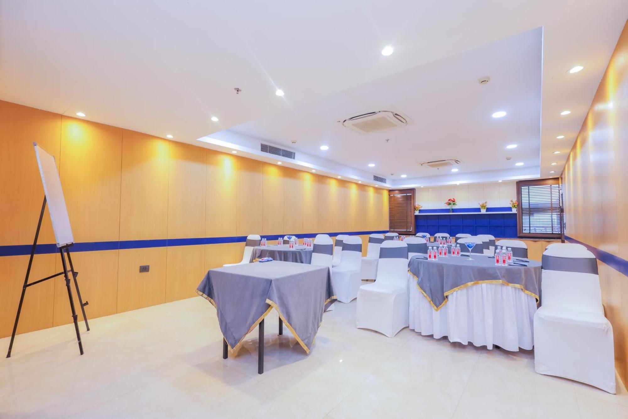 Hyphen Business Hotel 诺伊达 外观 照片