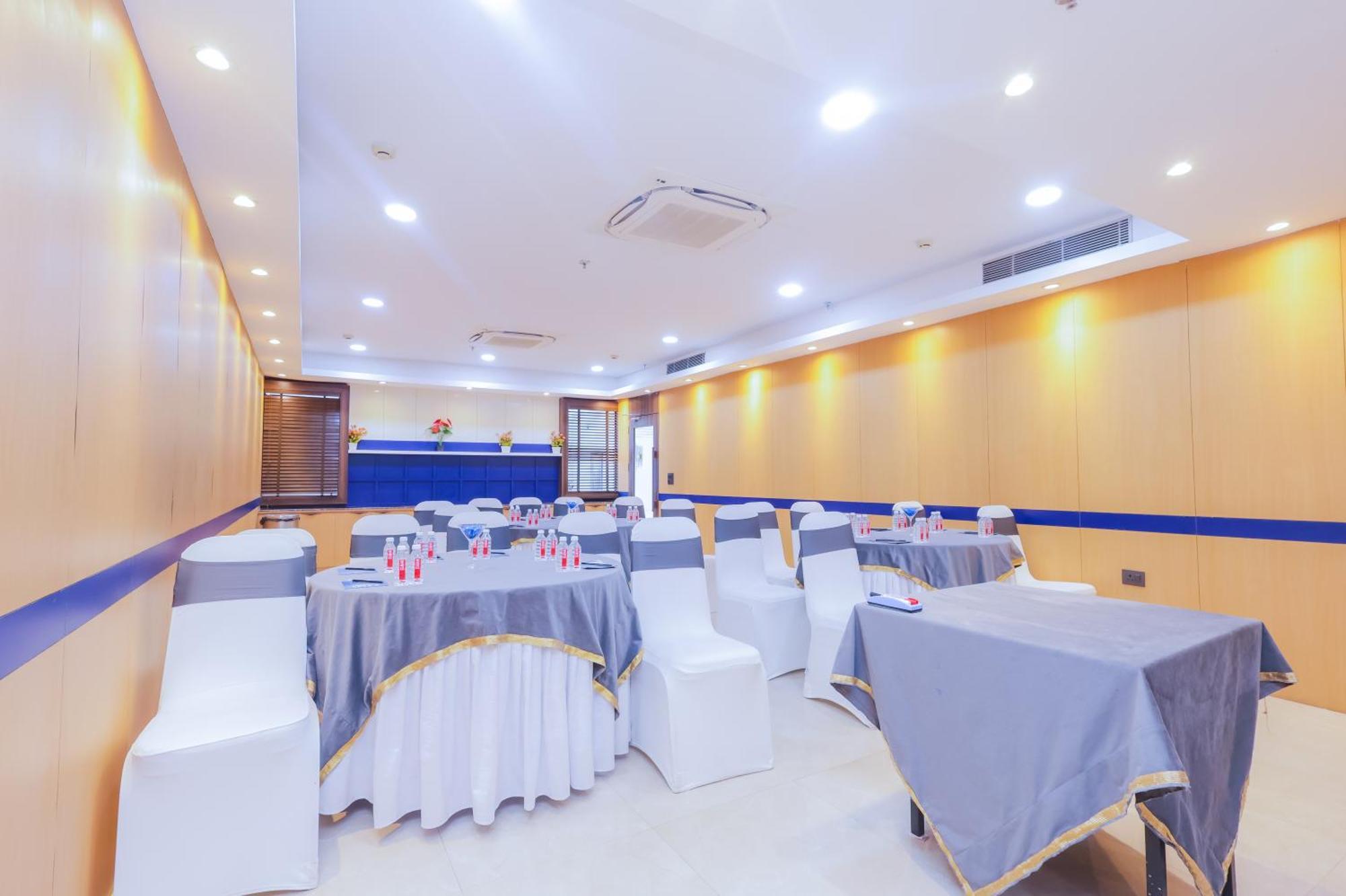 Hyphen Business Hotel 诺伊达 外观 照片